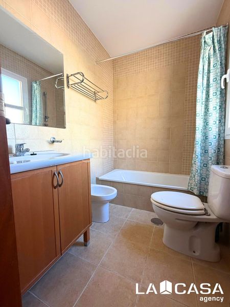 Foto f7373980-825d-4922-8a72-6695a1877435. Casa aparellada amb aparcament a La Motilla - Fuente del Rey Dos Hermanas