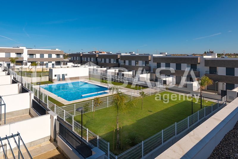 Foto 67cacdd8-5bd4-4def-ad98-c4d637b0e51b. Casa adossada amb aparcament piscina a Entrenúcleos Dos Hermanas
