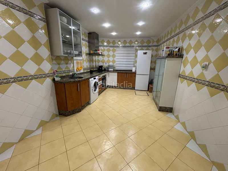 Foto 0b7f7afb-17a1-4291-ae7e-4947172edd3b. Casa adossada amb aparcament a Palmete Sevilla