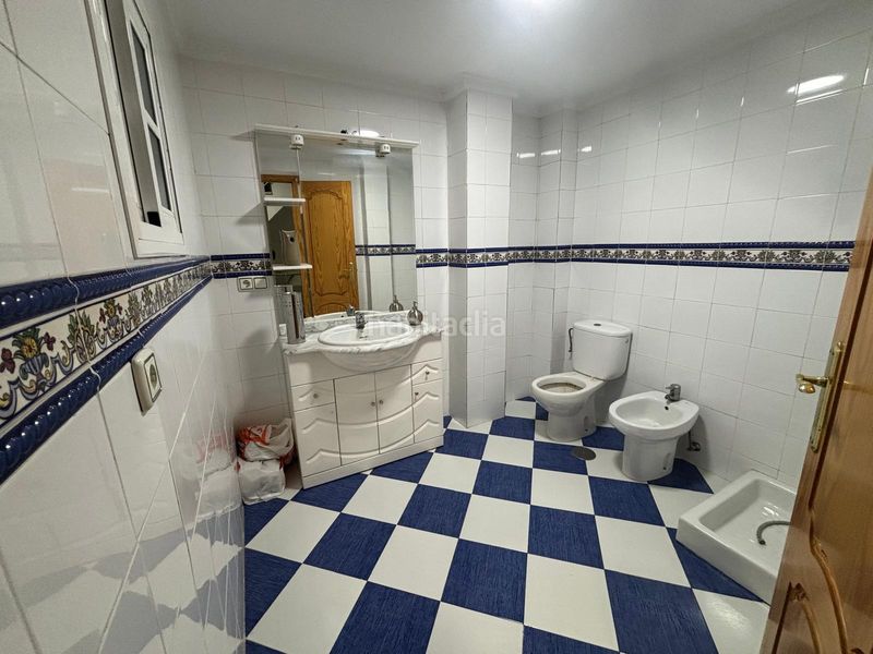Foto 2a51b3c9-8d47-496e-989f-92207bea4cd1. Casa adossada amb aparcament a Palmete Sevilla