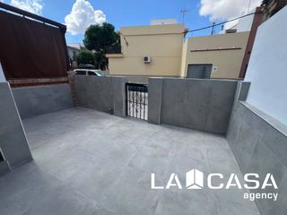 Casa in Mairena del Alcor. Casa de dos plantas con dos patios y balcón