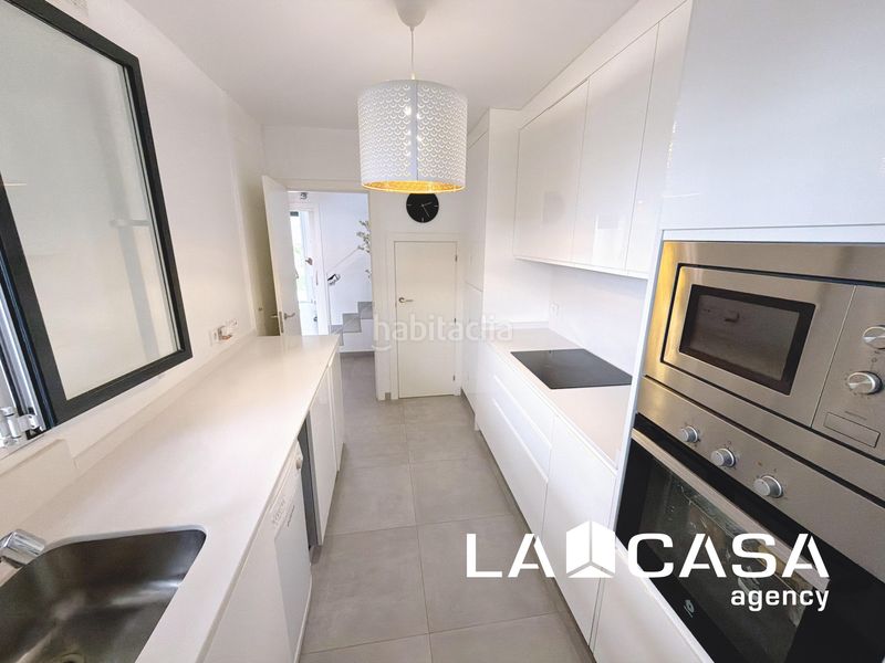 Foto a632fcf1-a57c-4a66-8aec-2e4ae917fd73. Casa adossada amb calefacció aparcament a Entrenúcleos Dos Hermanas