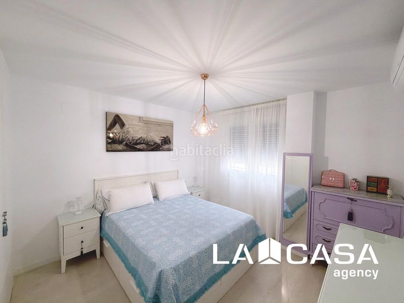 Foto ce9fe2e1-8e83-404a-9ceb-9e13c573dce4. Casa adossada amb calefacció aparcament a Entrenúcleos Dos Hermanas