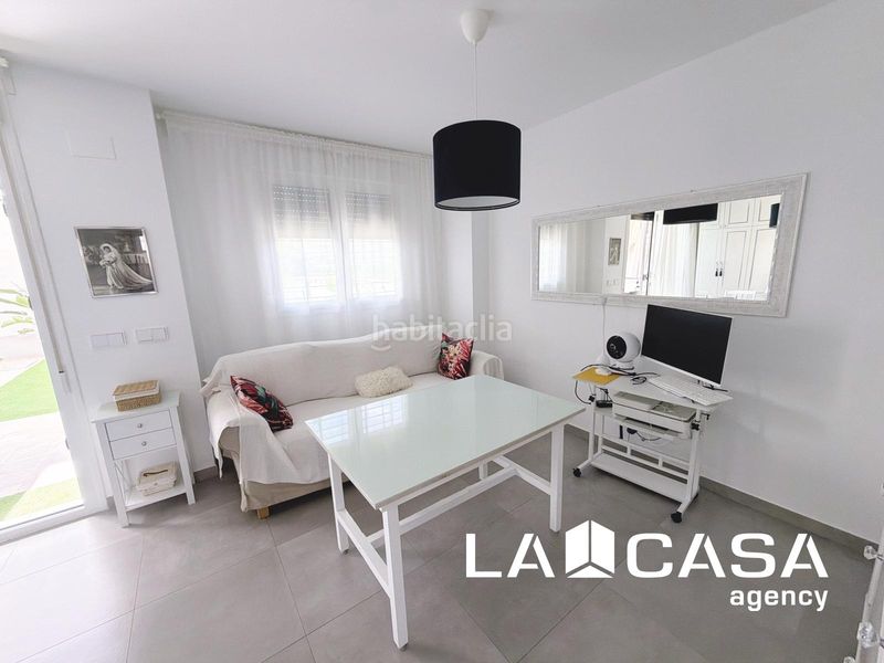 Foto f1a20508-b3ca-4ff2-a344-70259f6f84f3. Casa adossada amb calefacció aparcament a Entrenúcleos Dos Hermanas