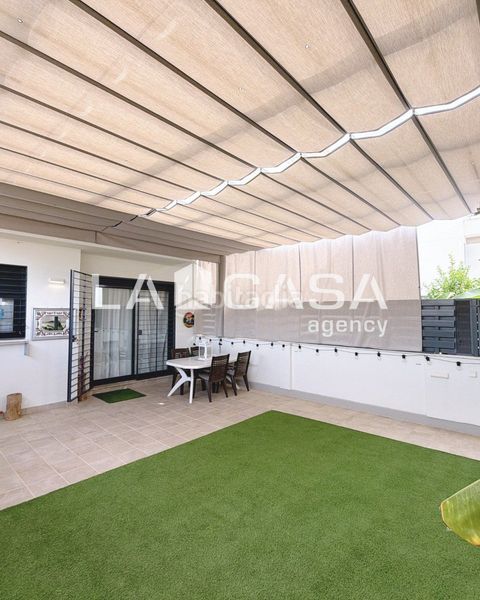 Foto f2ab7485-55ee-4444-8e98-a11ac5c5e114. Casa adossada amb calefacció aparcament a Entrenúcleos Dos Hermanas