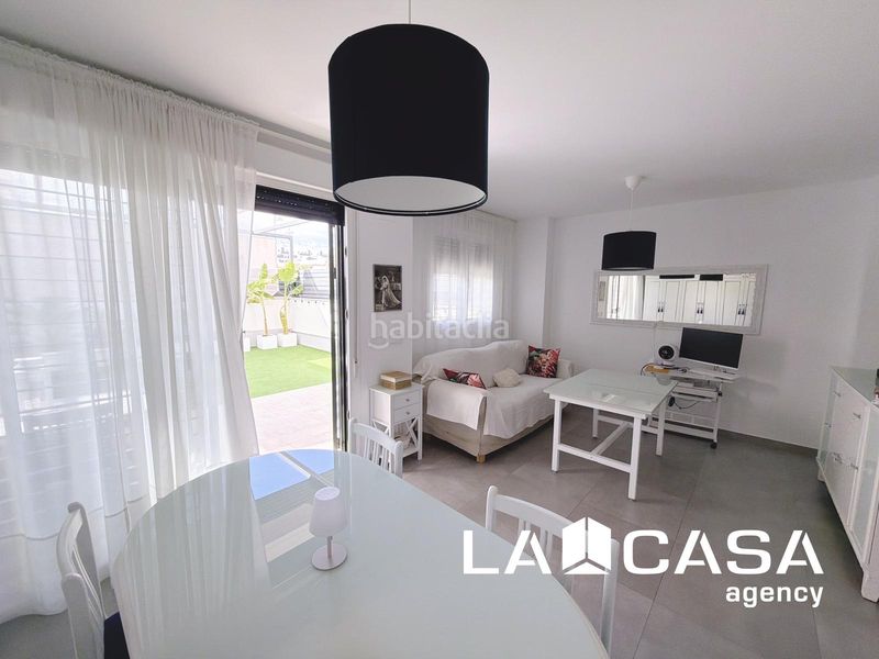 Foto f322fd8f-5630-4122-904d-80f9a73e7b53. Casa adossada amb calefacció aparcament a Entrenúcleos Dos Hermanas