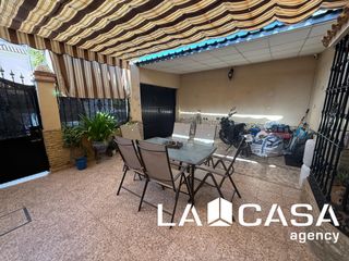 Casa adosada en Centro - Do�a Mercedes. Casa adosada con s�tano, aparcamiento y patios en huerta sola