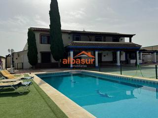 Xalet a Encinarejo de Córdoba. Inmejorable terreno con dos casas y piscina en encinarejo
