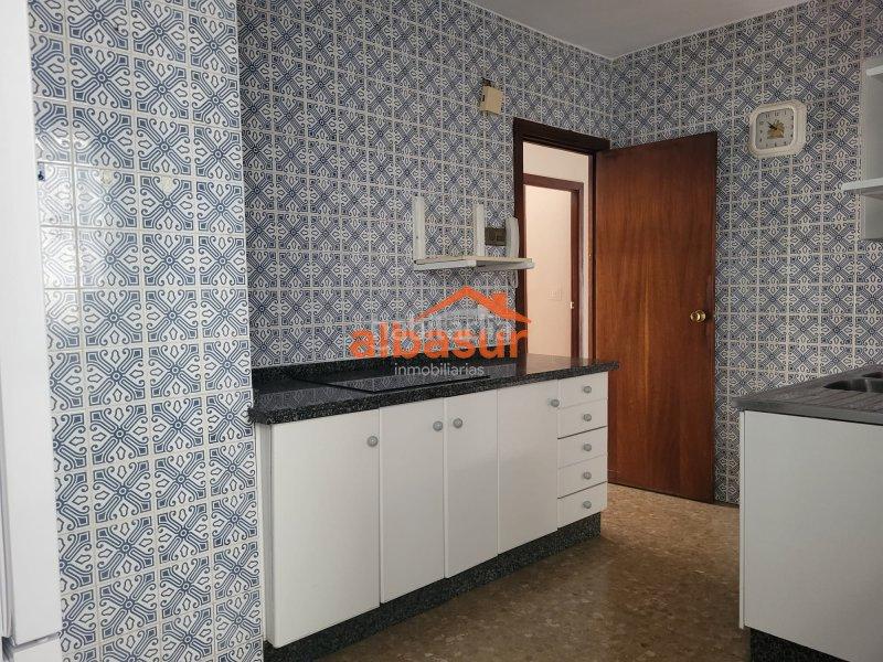 Foto 173b4810-f696-4d35-be98-e40553277fca. Appartamento in avenida de medina azahara 19 in Ciudad Jardín - Zoco Córdoba