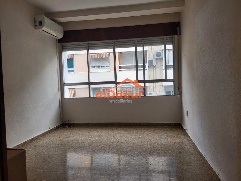 Foto fb2646c4-7fb6-4e7b-aff2-be6a06780e07. Appartamento in avenida de medina azahara 19 in Ciudad Jardín - Zoco Córdoba