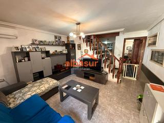 Reihenhaus in Sector Sur. Casa de dos plantas en sector sur