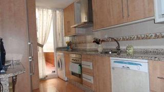 Piso  Avenida del zafiro. Excelente piso reformado de 4 hab. y 2 baños con terraza y patio