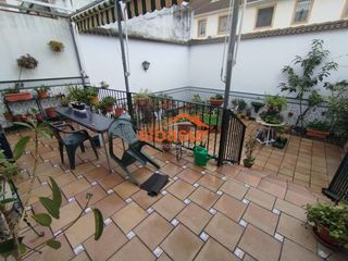 Casa a Huerta de la Reina - Trassierra. Gran casa independiente bifamiliar en colonia de la paz