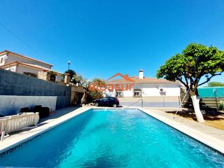 Chalet in Calle la colina 134d. Excelente chalet hipotecable con piscina en la colina