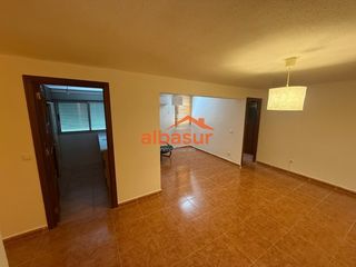 Piso  Calle marbella. Luminosa vivienda exterior de 2 dormitorios con ascensor