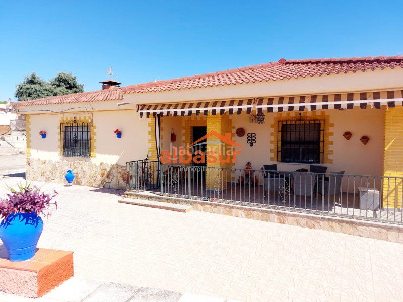 Foto 21f649a8-fbc9-481f-908f-54b8b8776a1e. Chalet en avenida doña manuela 47 doña manuela (la colina) excelente parcela con 2 casas independientes y piscina en Córdoba