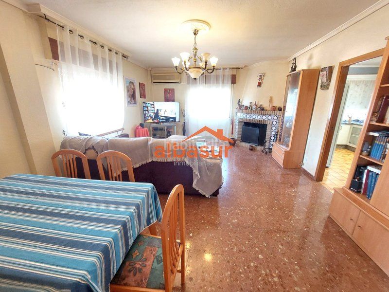 Foto 6a6b6cef-74b7-41df-9b10-817f8eae18bc. Chalet en avenida doña manuela 47 doña manuela (la colina) excelente parcela con 2 casas independientes y piscina en Córdoba