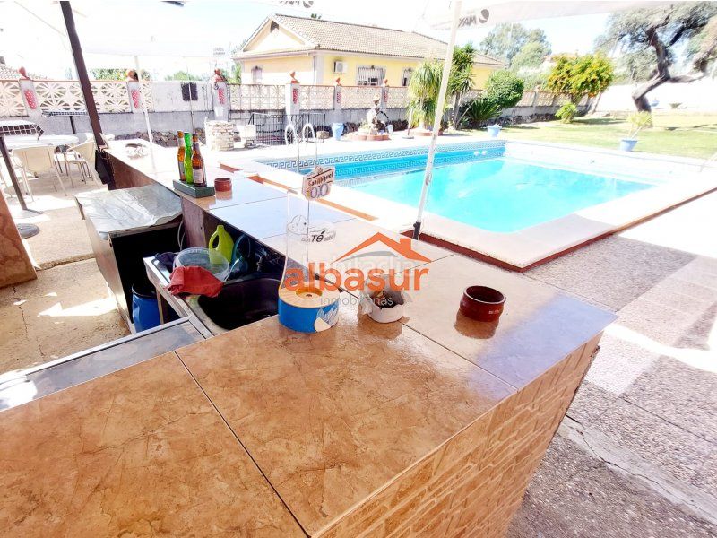 Foto 7e27e3f6-cc3d-4755-ac24-961a08b6e503. Chalet en avenida doña manuela 47 doña manuela (la colina) excelente parcela con 2 casas independientes y piscina en Córdoba