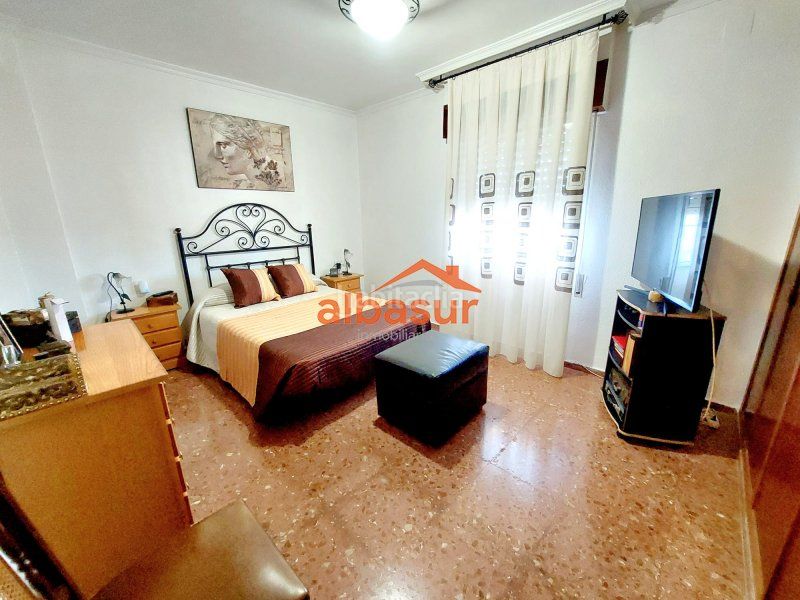 Foto 8525470b-f24c-408a-8383-986546b3aa2d. Chalet en avenida doña manuela 47 doña manuela (la colina) excelente parcela con 2 casas independientes y piscina en Córdoba