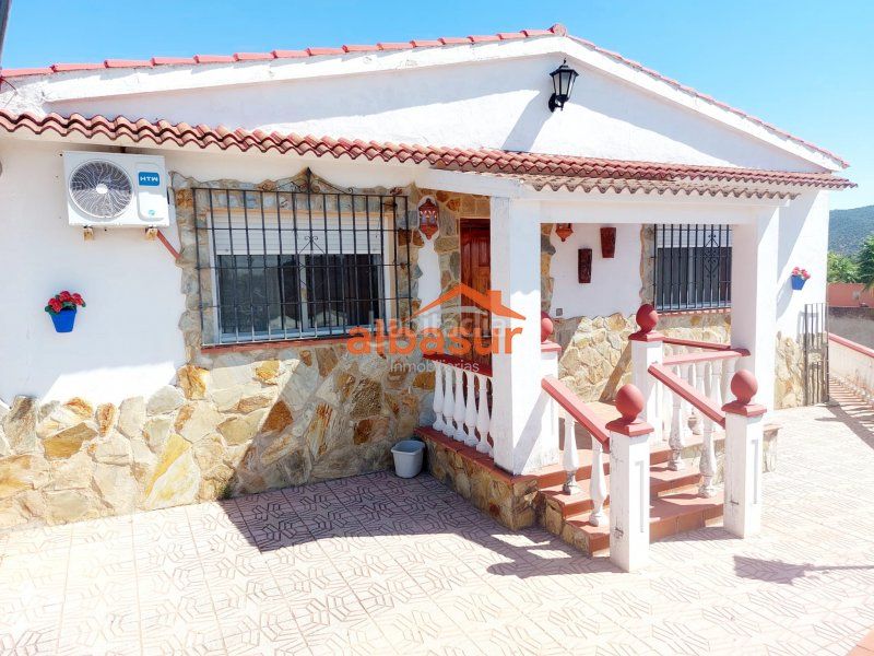 Foto 8b94a04a-5b6d-4b40-b04b-5e0ff5200f67. Chalet en avenida doña manuela 47 doña manuela (la colina) excelente parcela con 2 casas independientes y piscina en Córdoba