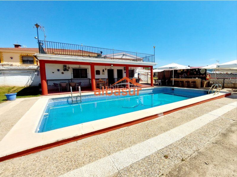Foto 92567866-8f74-4391-a1f6-671201f9dca3. Chalet en avenida doña manuela 47 doña manuela (la colina) excelente parcela con 2 casas independientes y piscina en Córdoba