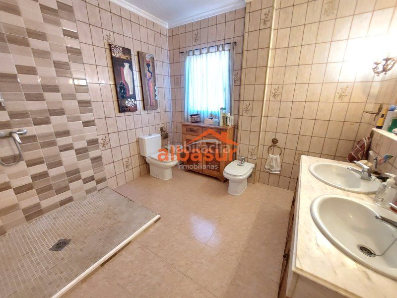 Foto a05a9cbe-bf45-4a6e-9aaa-e94964860cf3. Chalet en avenida doña manuela 47 doña manuela (la colina) excelente parcela con 2 casas independientes y piscina en Córdoba
