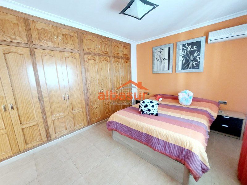 Foto d84313c2-08dd-4965-bdce-b8bd3f0ae1e6. Chalet en avenida doña manuela 47 doña manuela (la colina) excelente parcela con 2 casas independientes y piscina en Córdoba