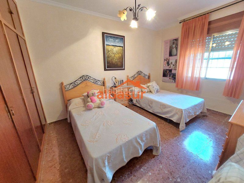 Foto f37c355b-302b-43ec-bd82-00ea3336c02f. Chalet en avenida doña manuela 47 doña manuela (la colina) excelente parcela con 2 casas independientes y piscina en Córdoba