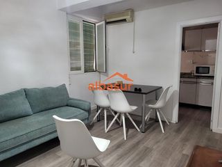 Location Appartement à Ciudad Jardín - Zoco. Se alquila precioso piso reformado solo para estudiantes en ciud