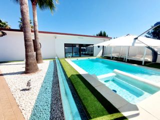Xalet  Calle los chopos 29. Las cigüeñas casa seminueva de diseño con piscina amueblada y eq
