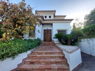 Xalet a Calle santa ana de la albaida 11p. Excelente chalet de lujo seminuevo independiente con piscina cer