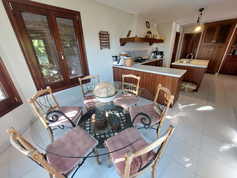Foto 8d14b7eb-e1fe-4f17-a974-60cb71edc0de. Chalet en carretera santa maria de trassierra 2a excelente chalet de lujo seminuevo independiente con piscina cercano a hipercor en Córdoba