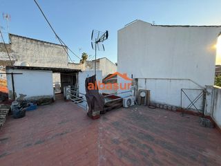 Maison  Calle secunda romana. ¡oportunidad! casa de 3 dormitorios con patio y terraza