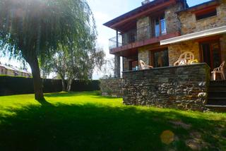 Casa a Llívia. Casa cantonera amb jardí privat a llívia