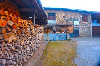 Masia a Avinguda de la cerdanya 25. Masia ceretana a alp