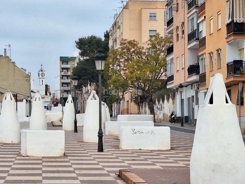 Foto 1013f512-c65a-46c8-ba31-2b83b77fe4d0. Xalet amb xemeneia a Centro Ciudad Paterna