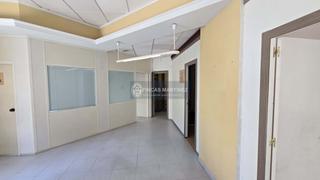 Lloguer Local Comercial  Plaza luis companys  es quina calle valencia. Se alquila local sin salida de humos en el barrio example platja