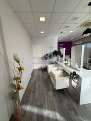 Lloguer Local Comercial  Carrer extremadura. Se alquila local con peluqueria en pleno rendimiento en cambrils
