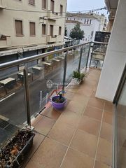 Affitto Appartamento  Carrer de pau casals. Este estupendo piso queda a dos calles paralelas al puerto de ca