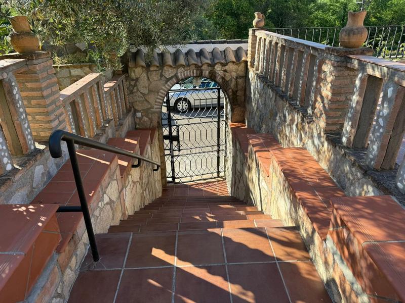 Foto 0b2c851b-a6f5-4b1c-b8f6-f684f59e525d. Chalet exclusivo chalet independiente con piscina y amplio jardín en Écija