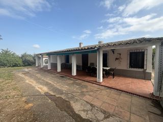 Fondo rustico in Guadalcázar. Refugio unico con caserio y piscina en plena naturaleza