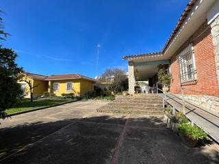 Xalet  Madres escolapias. Parcela de 3000 m2 segregable en tres con dos chalets