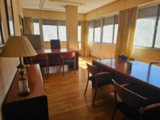 Oficina  Ronda de los tejares. Oficina de categoría amplia y luminosa ubicada en el centro de c