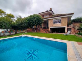 Chalet à Urbanización colina blanca 80. Estupendo chalet ur colina blanca, sevilla