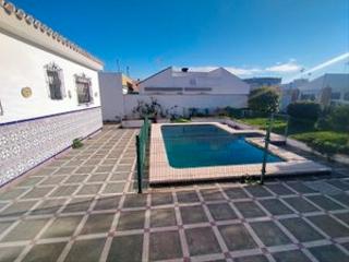 Chalet in Avenida bormujos s/n. Estupendo chalet independiente en el centro de bormujos, sevilla