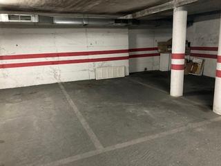 Parking coche en Centro. Cochera muy cómoda en el centro