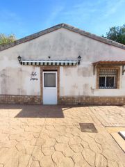 Chalet in Carlota (La). Chalet con parcela de 1.460 m2, piscina privada y cocina campera