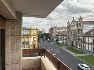 Lloguer Pis a Plaza plaza colón 16. Amplio piso con terraza, garaje y trastero en la zona de colón