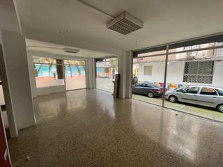 Lloguer Local Comercial  Calle sagunto. Local con amplia fachada, dividida en despachos