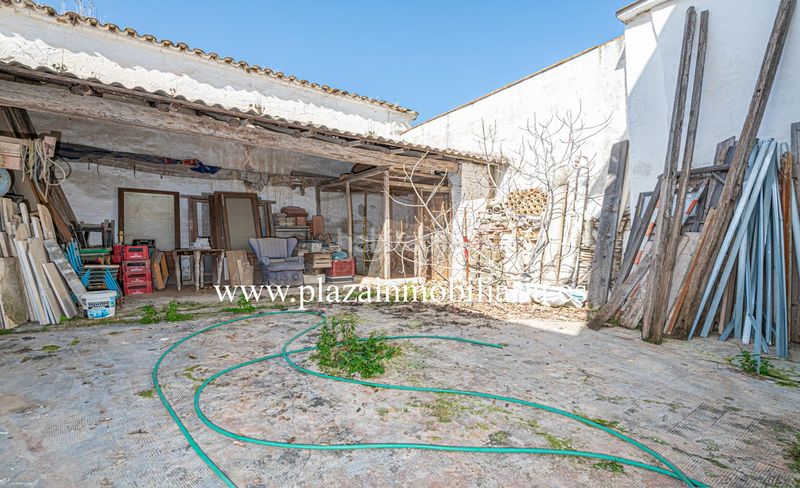 Foto b9ba165f-b8fe-4d5a-9237-cee91700de93. Casa amb aparcament a Centro Lucena
